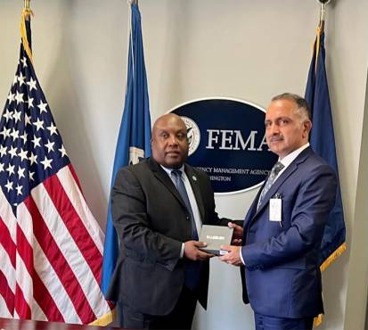 25-5-2023, Washington: Mr.Erik A.Hooks Deputy Administrator FEMA Presenting Souvenir to Chairman NDMA Lt Gen Inam Haider Malik at FEMA HQs